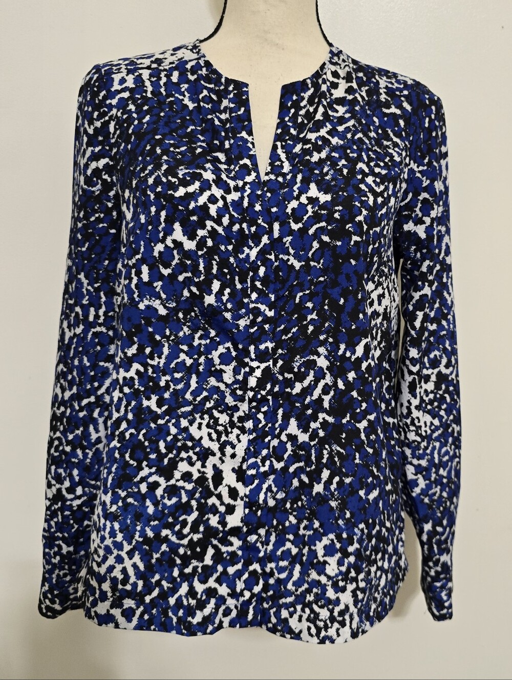 KENAR size Small Long Sleeve Spotted Print Hidden Button Down V Neck Blouse Blue